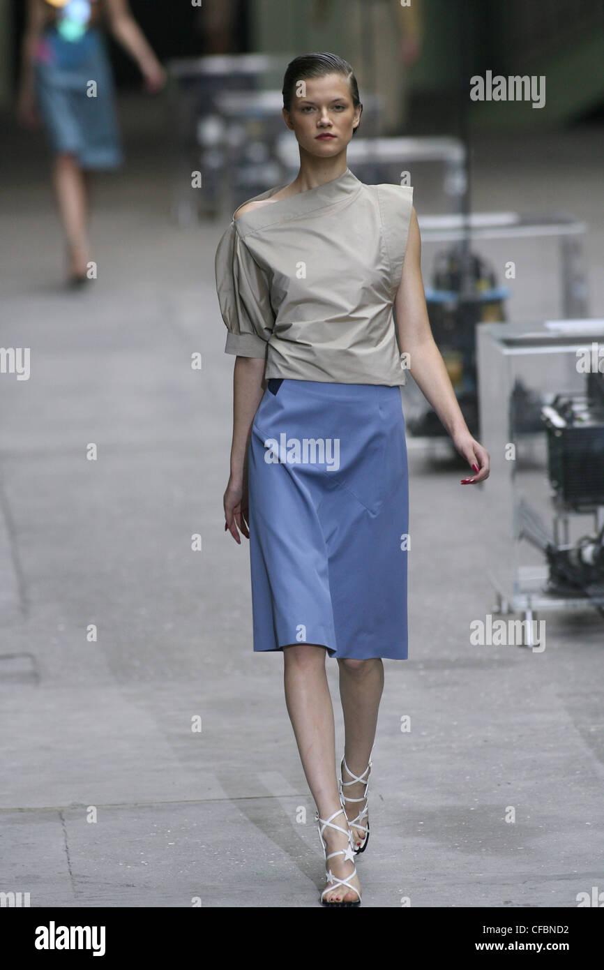 Nylon: beige single sleeve blouse, blue 