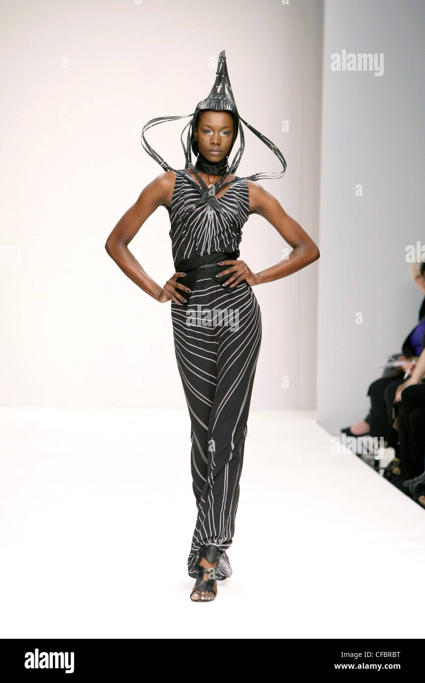 Fashion catwalk african woman hi-res stock photography and images 