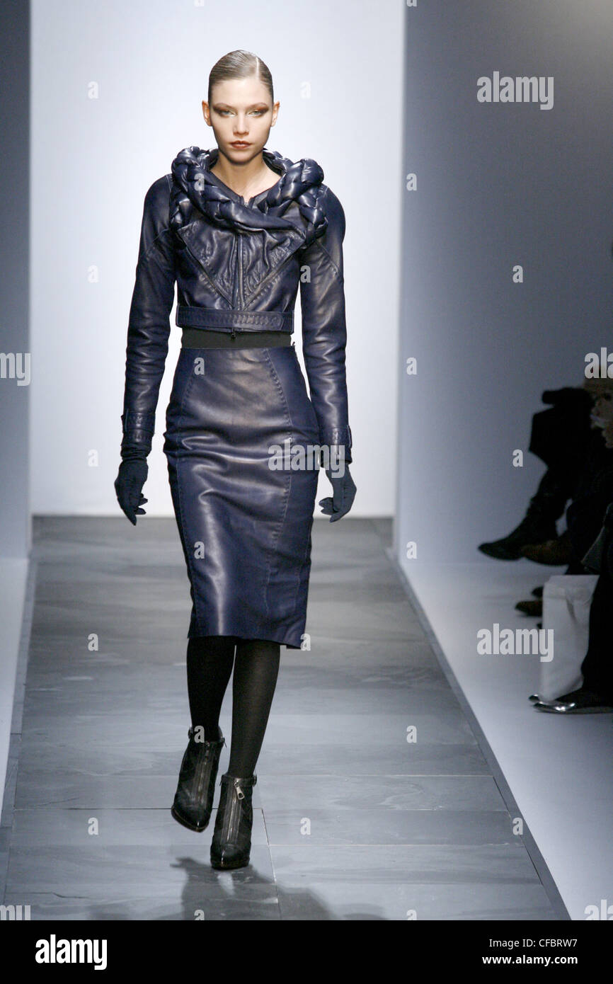 Daks Ready to Wear Autumn Winter Purple leather skirt suit, black tights  and ankle boots, with gloves Stock Photo - Alamy
