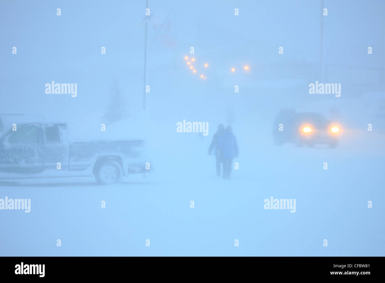 Cars in a blizzard hi-res stock photography and images - Alamy