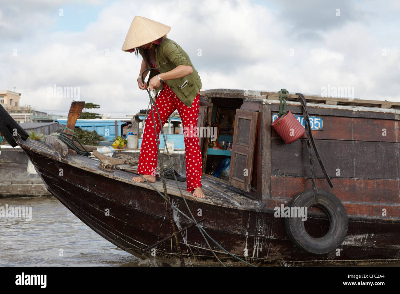Woman mending rope on a floating market at Cai Rang, (Can Tho) Vietnam ...