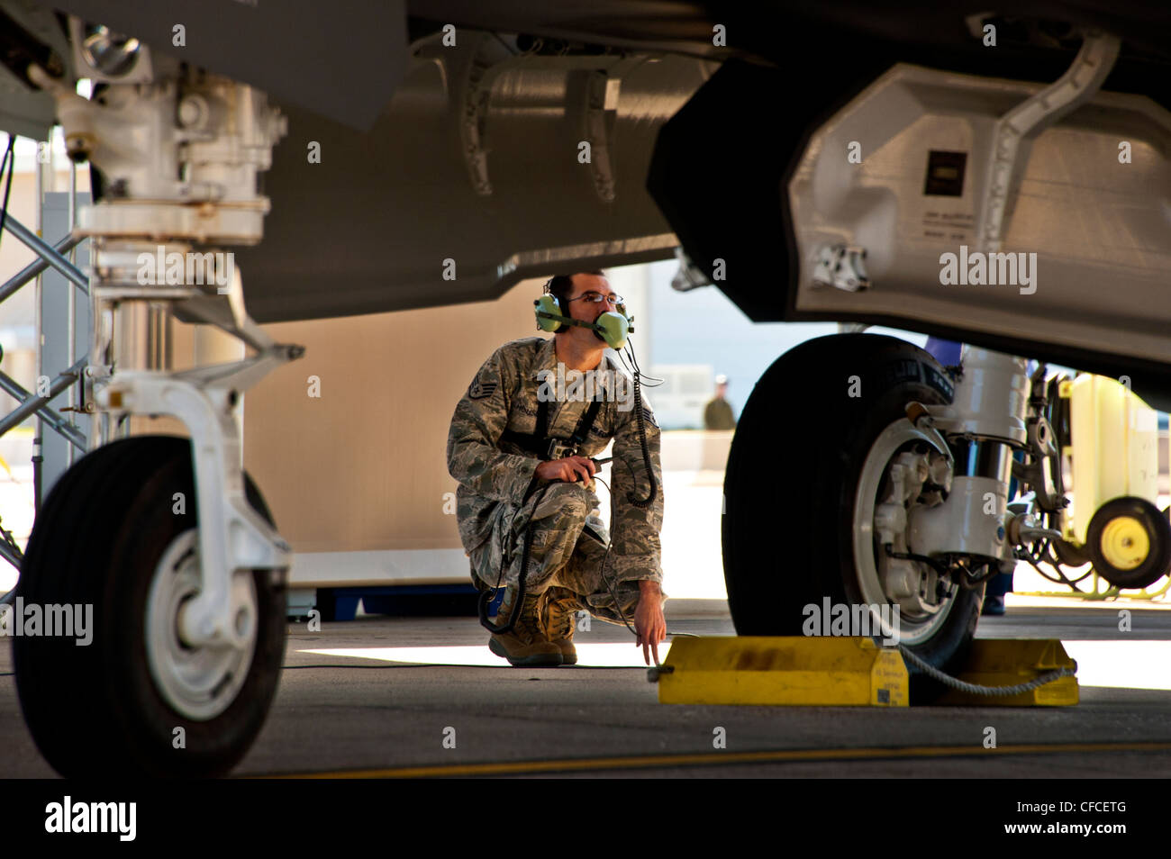 https://c8.alamy.com/comp/CFCETG/staff-sgt-jeremy-houser-a-33rd-aircraft-maintenance-squadron-maintainer-CFCETG.jpg