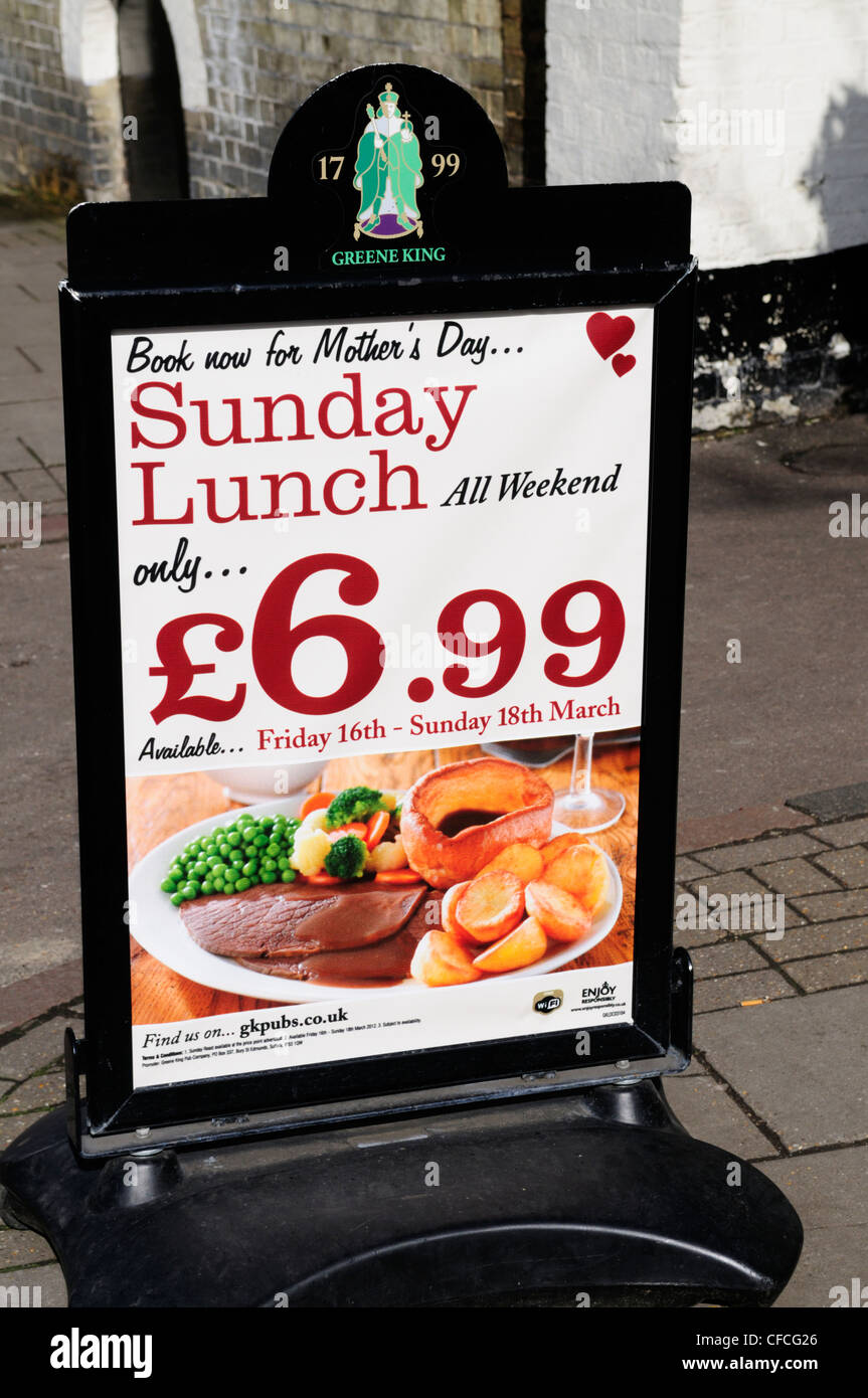 Sunday lunch pub hires stock photography and images Alamy