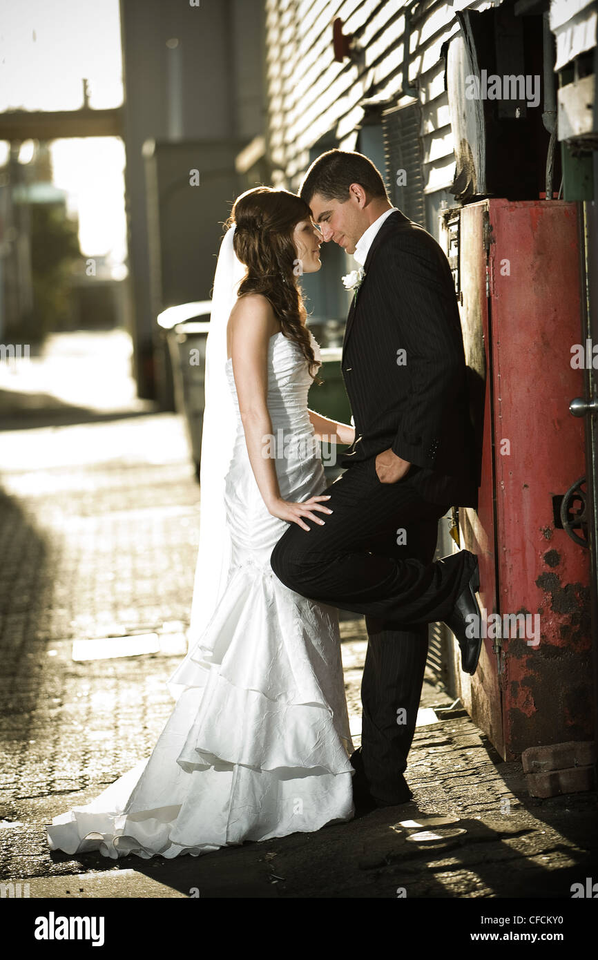 Couple kissing in alley hi-res stock photography and images - Alamy