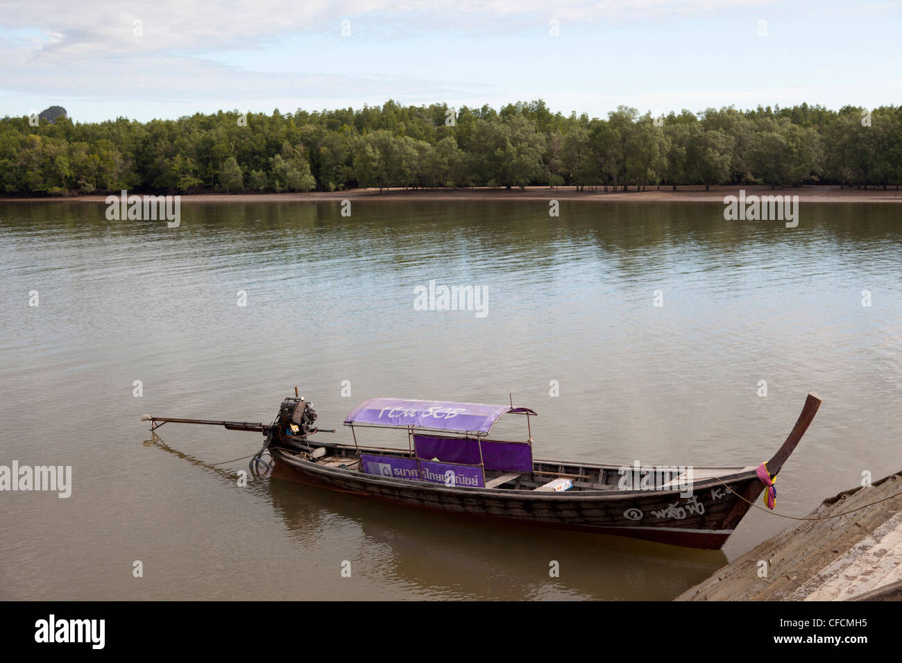 At Krabi (Thailand),  an Asian water craft of a distinct appearance: the long-tail boat. A Krabi, bateau à longue queue. Stock Photo