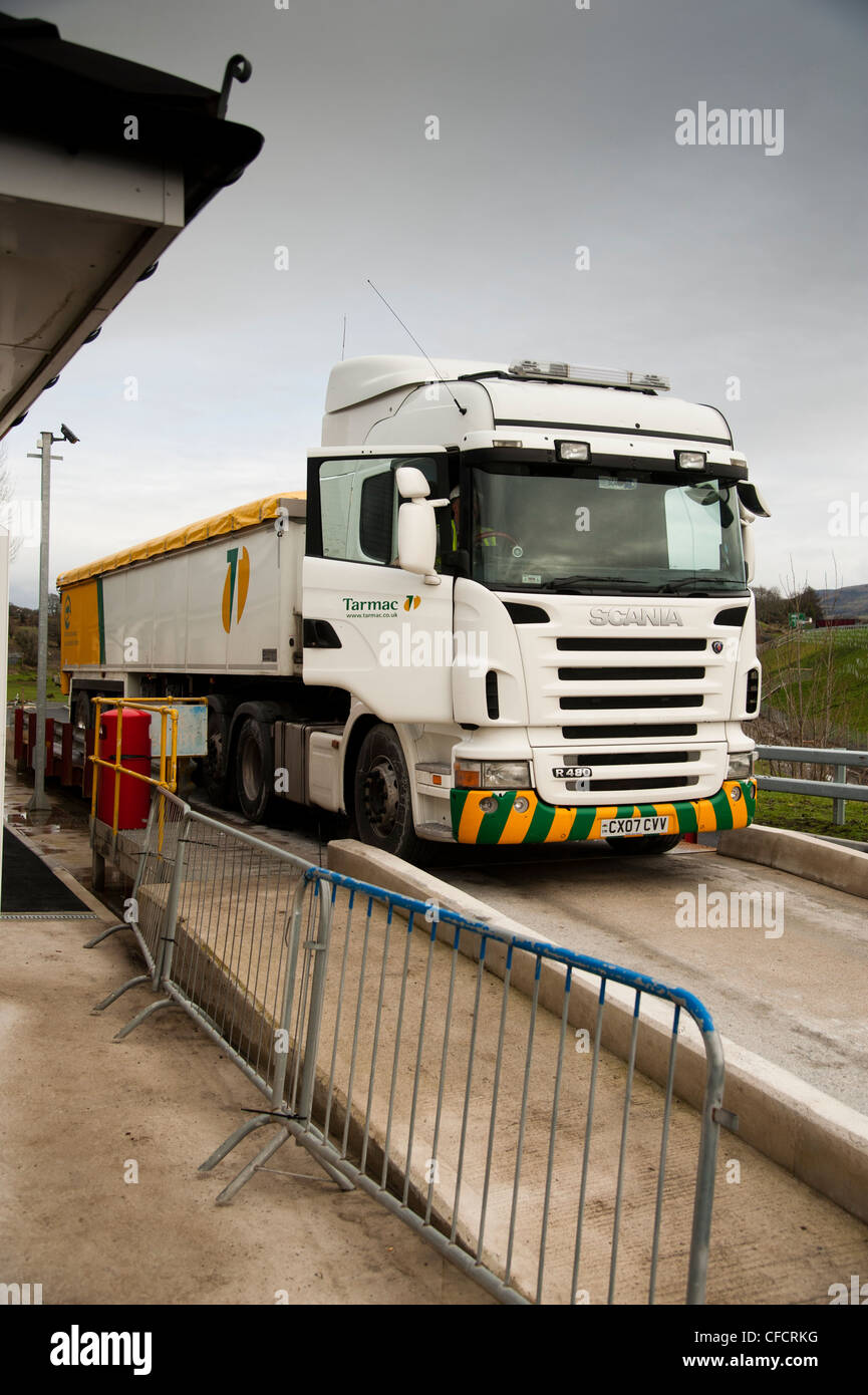 A truck on the weigh-briudge at the Tarmac-owned quarry, Minffordd near Porthmadg Wales UK Stock Photo
