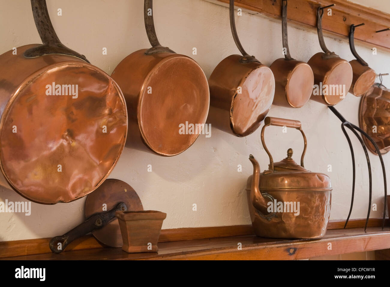 Copper kettle cooking pots fireplace mantle Old Stock Photo Alamy