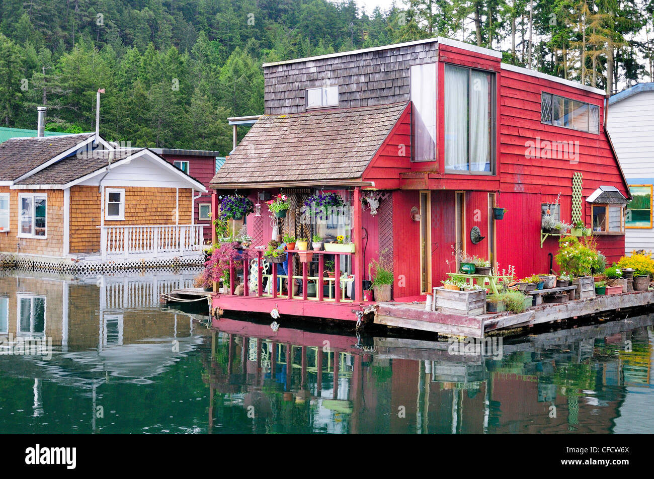 Rustic houseboat in the Maple Bay marina near Duncan, BC Stock Photo