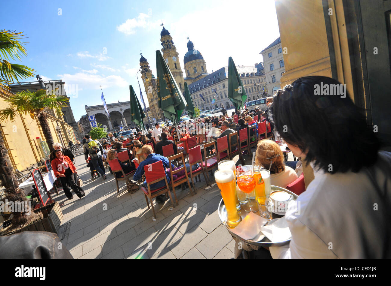 people-at-cafe-tambosi-am-odeonsplatz-mit-theatinerkirche-muenchen-CFD1JB.jpg
