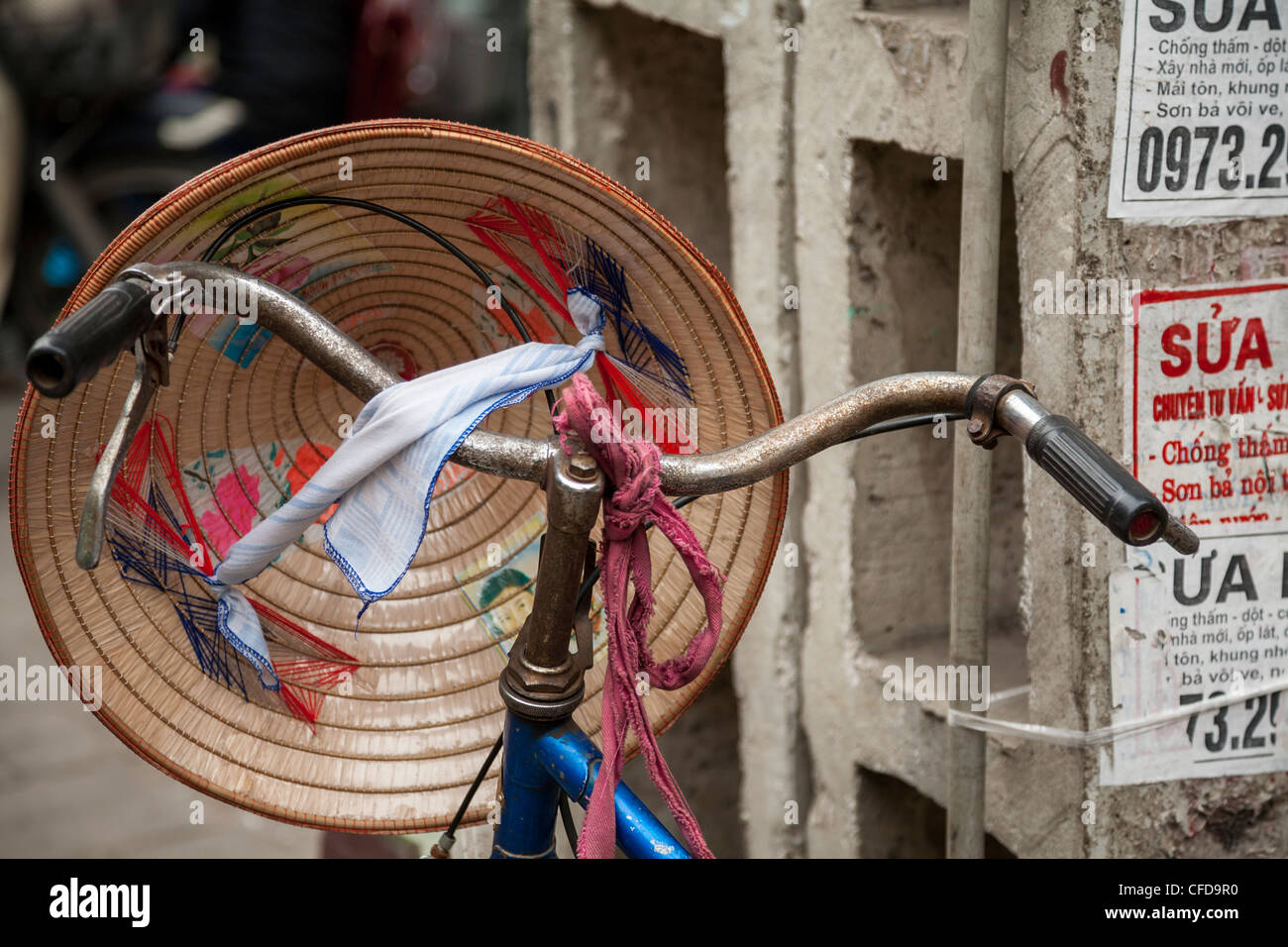 Vietnamese hat on bicycle, Hanoi Stock Photo