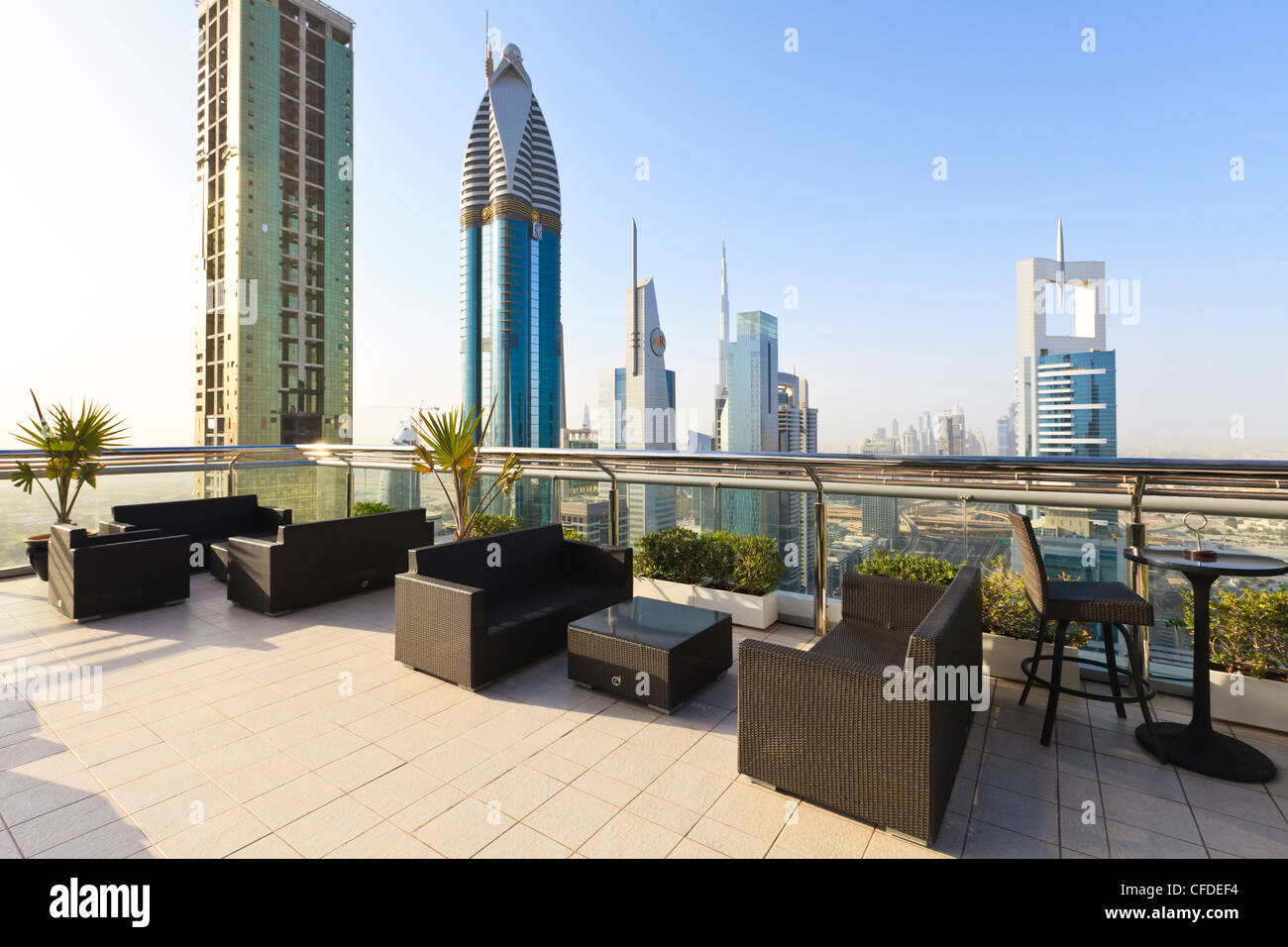 Rooftop bar hires stock photography and images Alamy