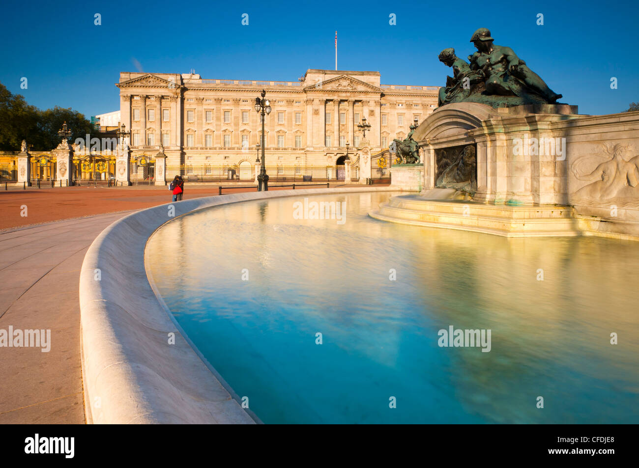 Buckingham palace fountain london uk hires stock photography and