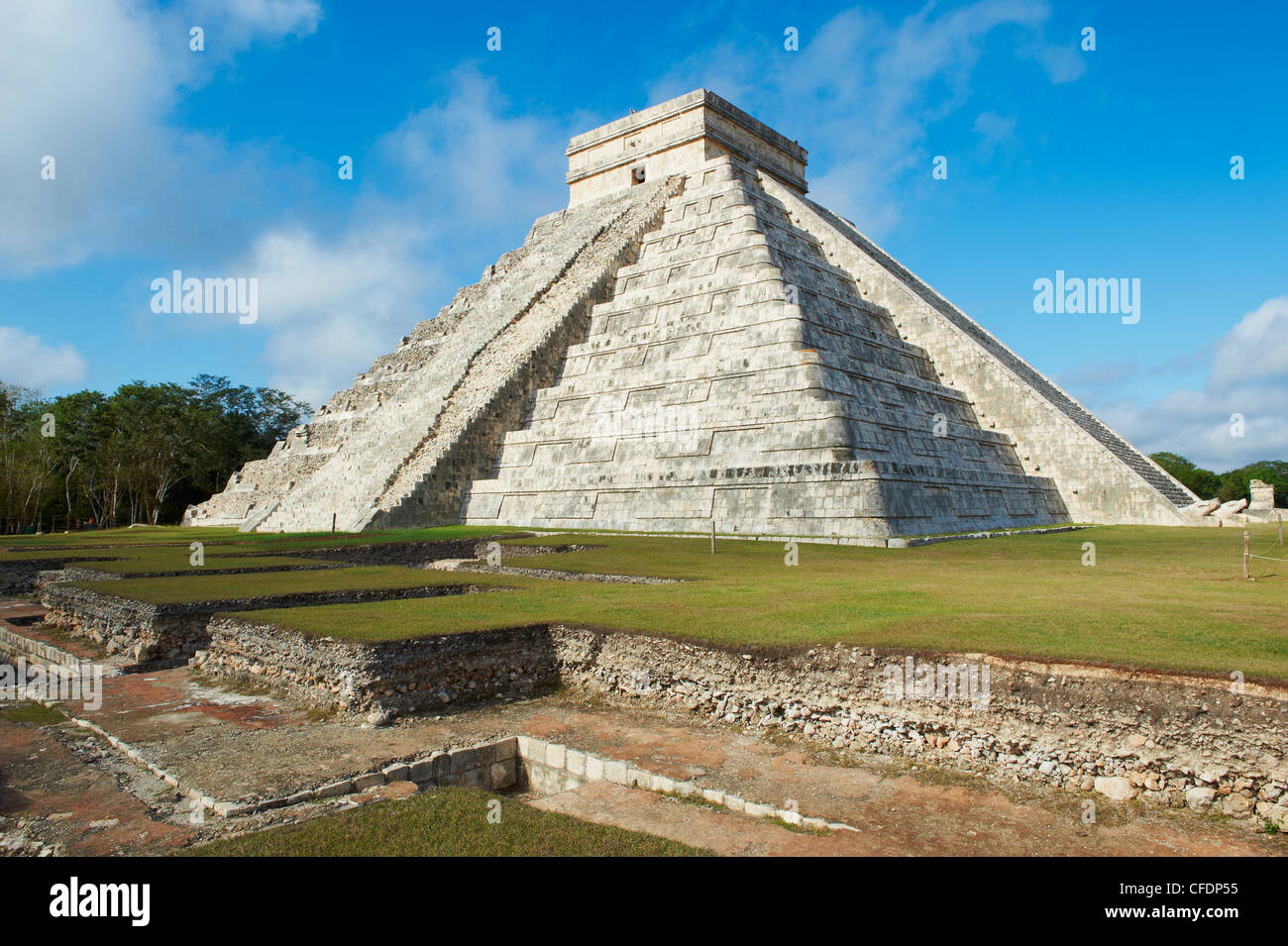 El Castillo pyramid (Temple of Kukulcan) in the ancient Mayan ruins of Chichen Itza, UNESCO World Heritage Site, Yucatan, Mexico Stock Photo