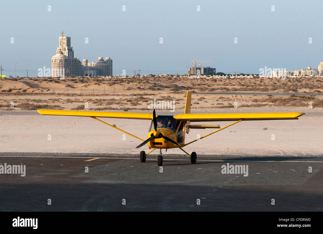 Tricycle landing gear hires stock photography and images Alamy