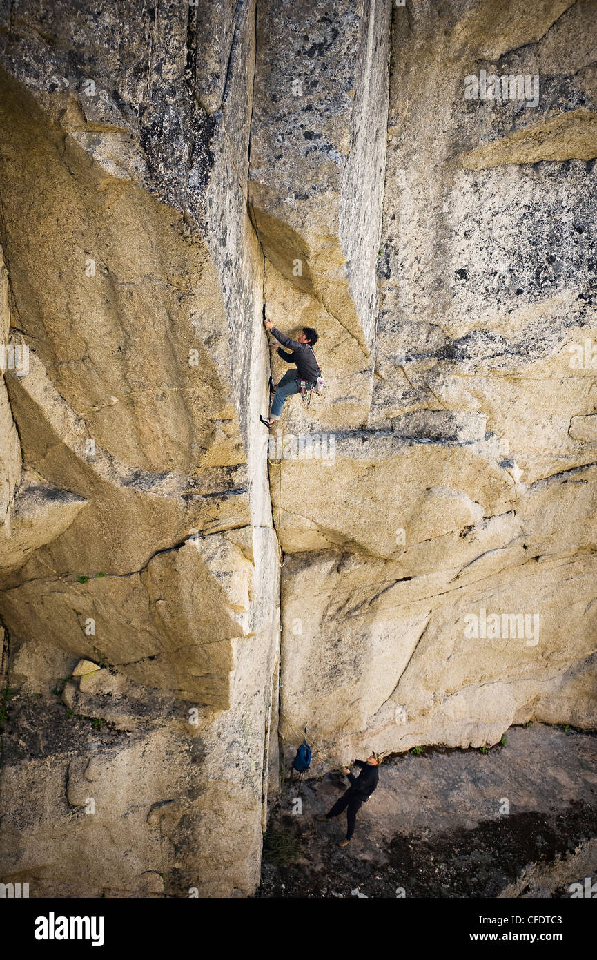 Man trad climbing at the chief hi-res stock photography and images - Alamy