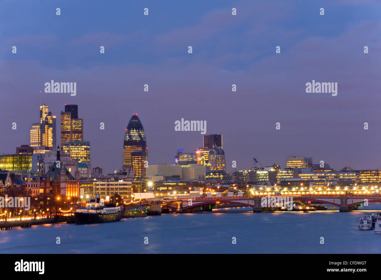 London skylines by night hi-res stock photography and images - Alamy