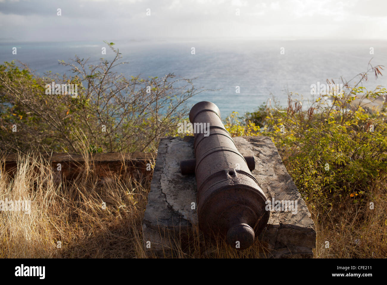 A 17th century cannon overlooks the Caribbean Sea from the 400 foot high  Fort location above Clifton, Union Island Stock Photo - Alamy