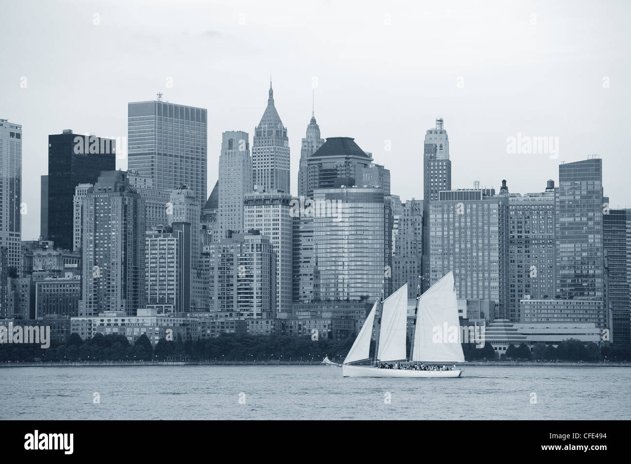 Nyc skyline white boat hi-res stock photography and images - Alamy
