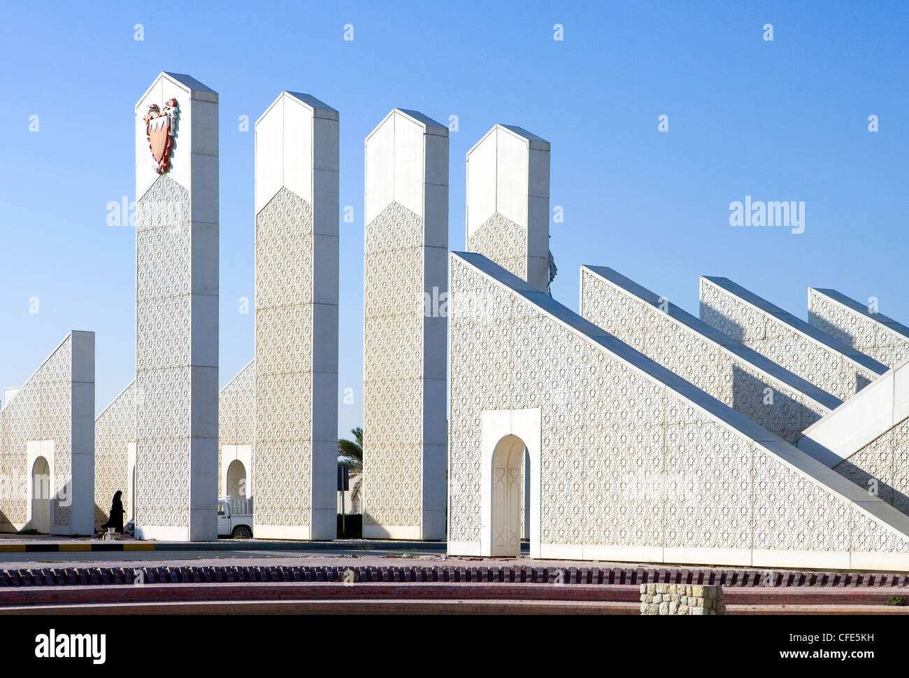 Bahrain, Hamad, the monumental city door Stock Photo Alamy