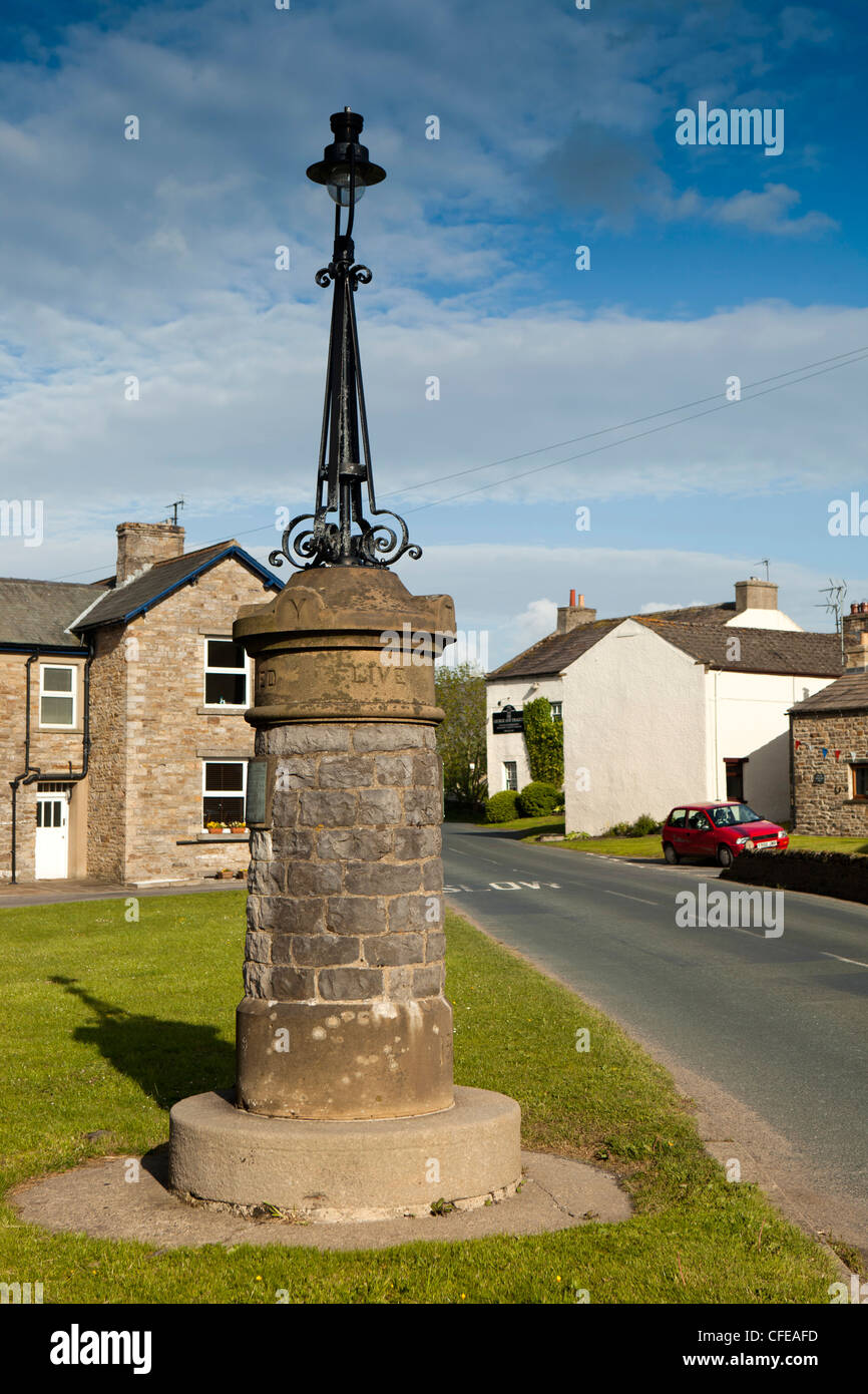 UK, England, Yorkshire, Wensleydale, Aysgarth village green, war memorial with street light above Stock Photo