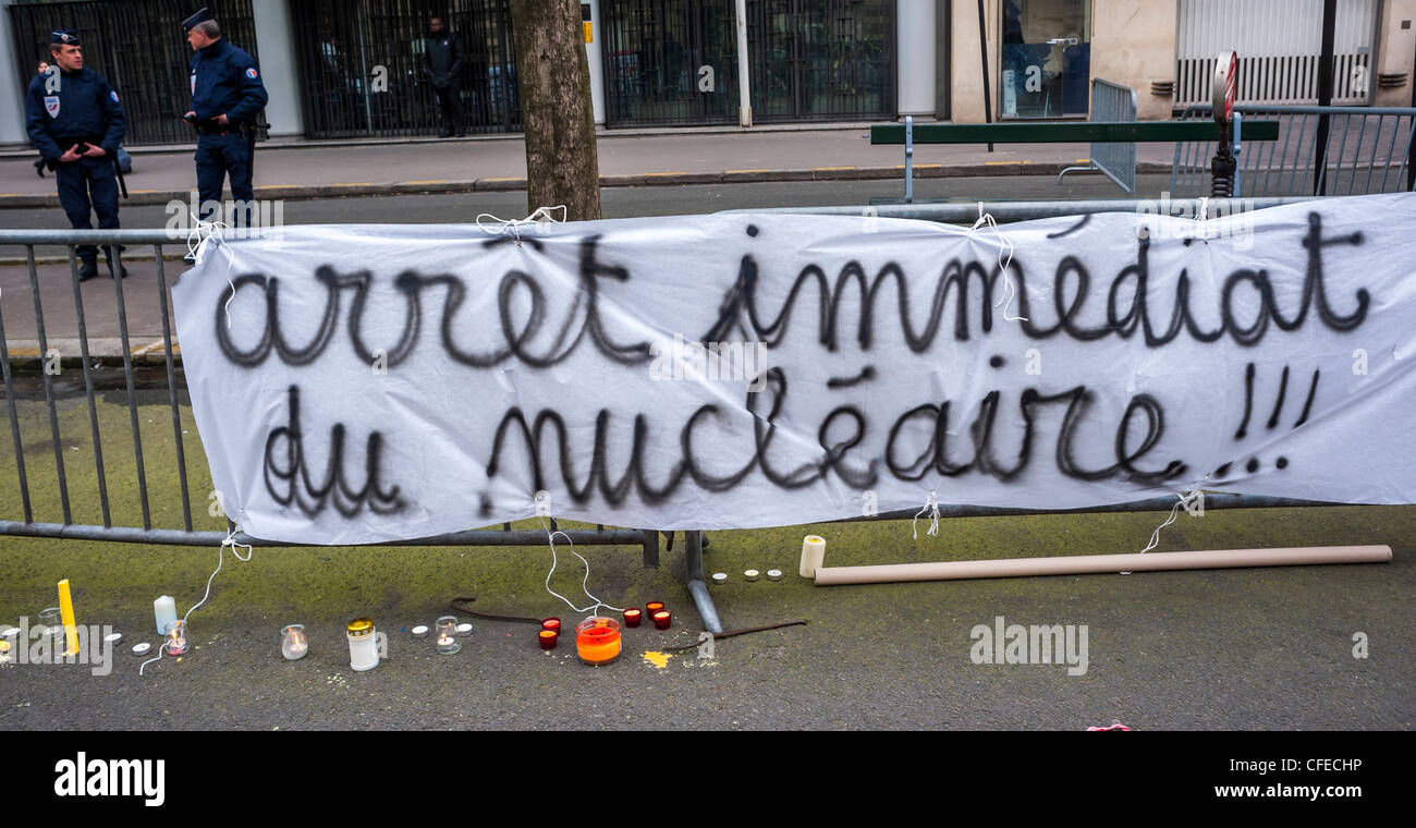 Paris, France, Green Environmental Activists Protest Nuclear power at Japanese Embassy, for Fukushima Nuclear Accident Anniversary Event, Banner in French 'Immediate Halt of Nuclear' Stock Photo