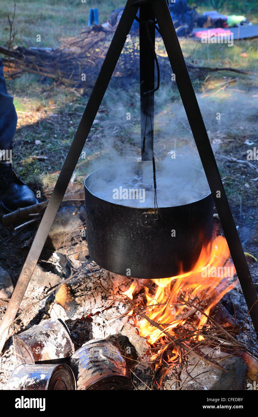 https://c8.alamy.com/comp/CFEDBY/close-up-of-a-cauldron-on-the-campfire-CFEDBY.jpg