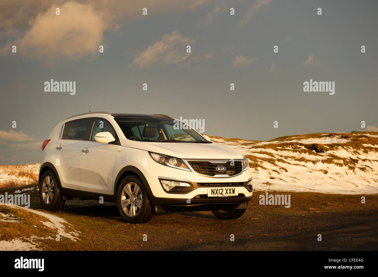 KIA SPORTAGE, FRONT AND SIDE VIEW Stock Photo Alamy