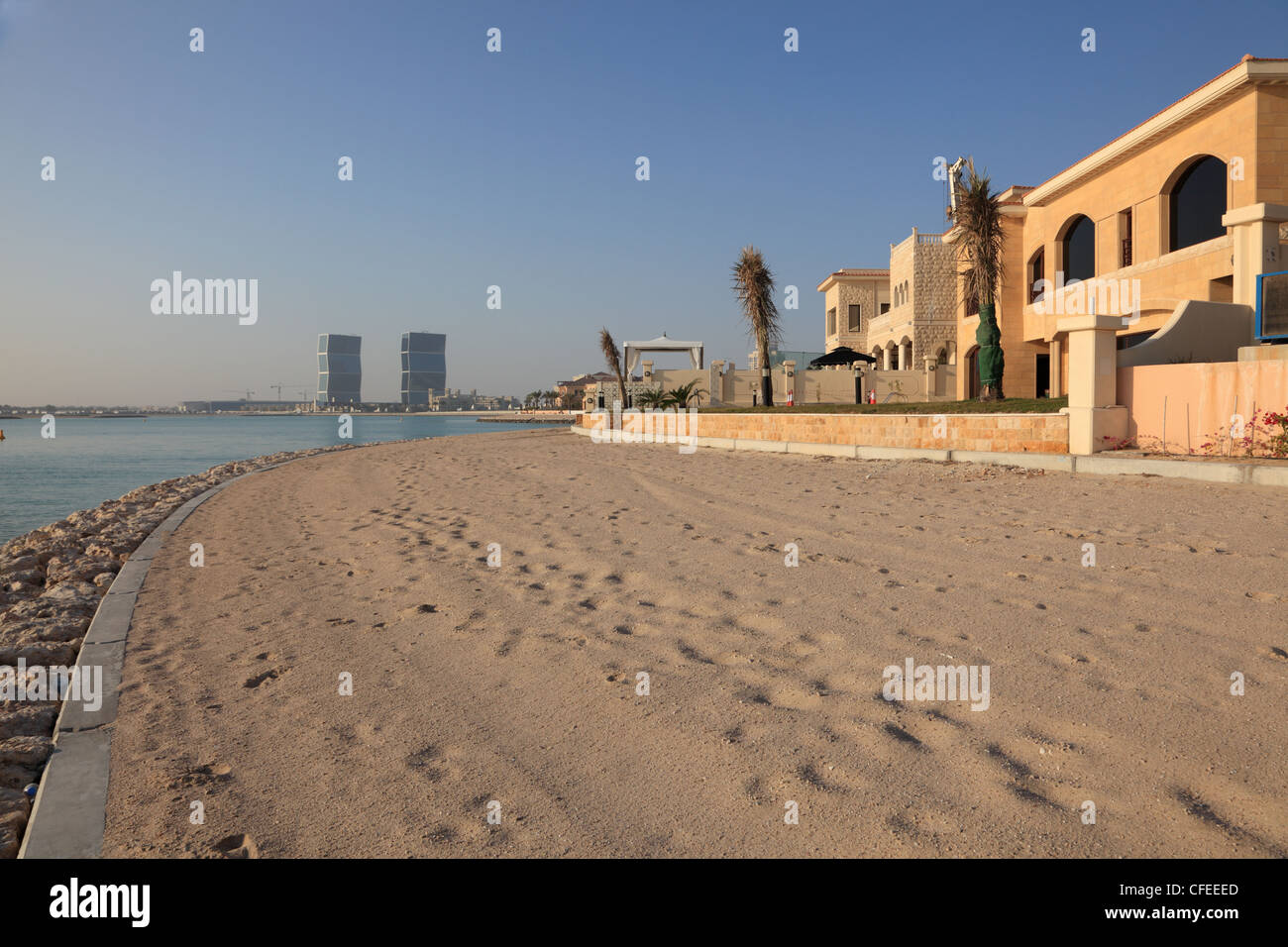 Beachside villas in The Pearl of Doha, Qatar Stock Photo
