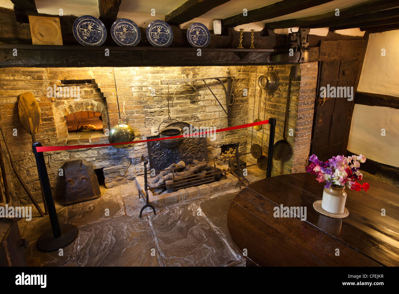 Warwickshire, Stratford on Avon, Shottery, Anne Hathaway’s cottage interior, living room hearth and fireplace Stock Photo