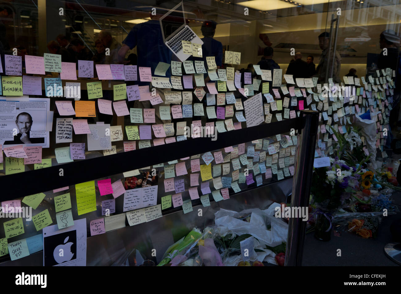 Post it note messages and flowers outside the San Francisco Apple Store honoring Streve Jobs after his passing Stock Photo