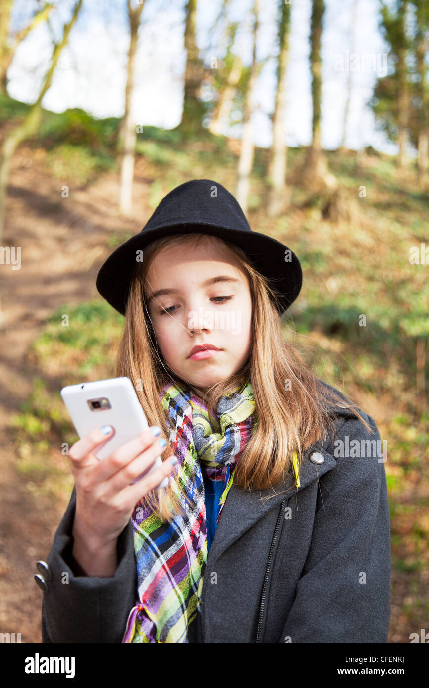 Hand Holding Samsung Phone High Resolution Stock Photography And Images Alamy Hand Holding Samsung Phone High Resolution Stock Photography And Images Alamy