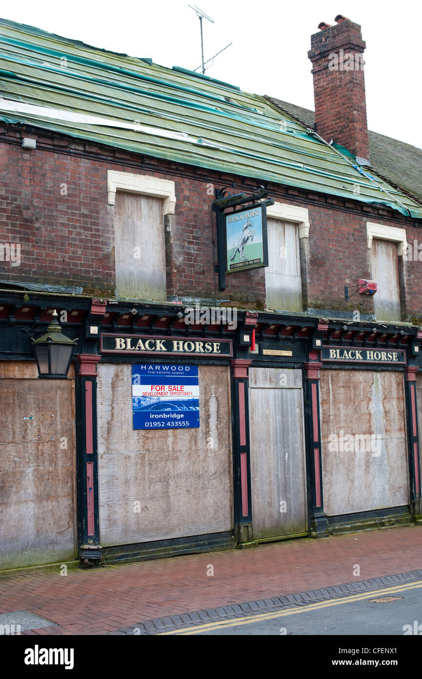 Derelict Black Horse pub, Oakengates, Shropshire, UK Stock Photo