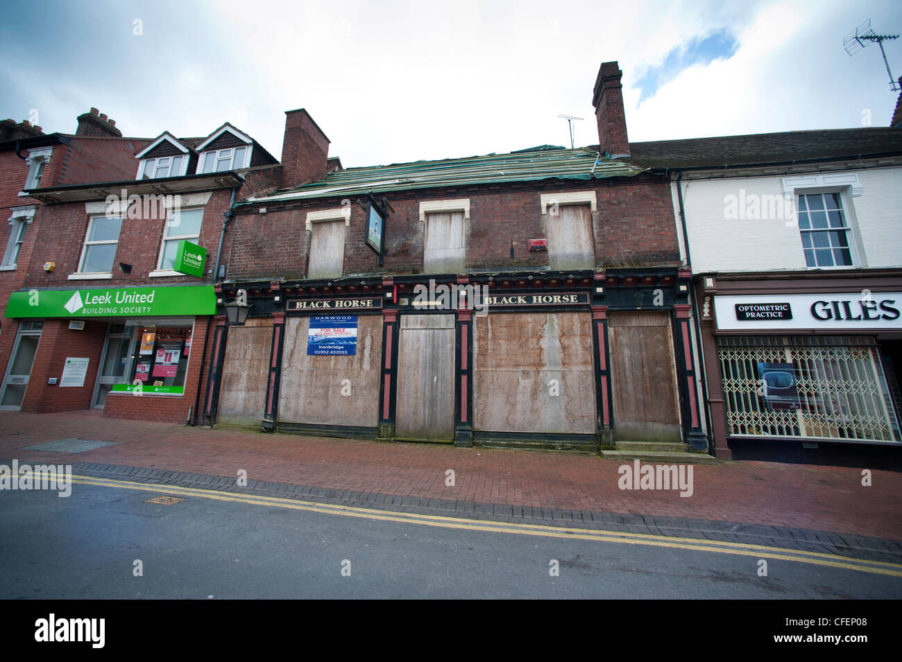 Derelict Black Horse pub, Oakengates, Shropshire, UK Stock Photo