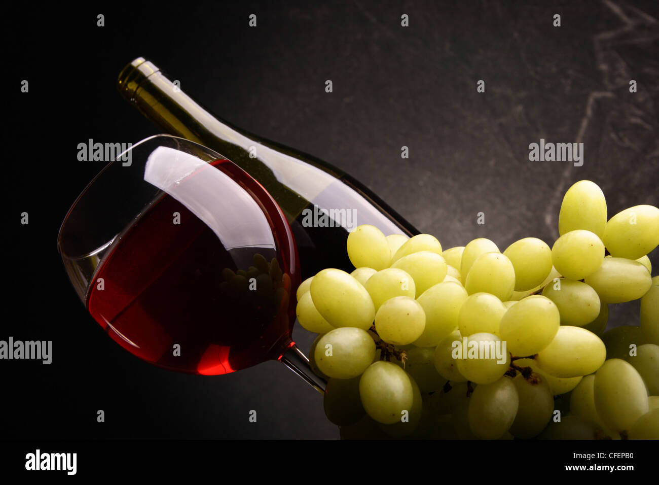 Still-life with bunch of grapes and red wine Stock Photo - Alamy
