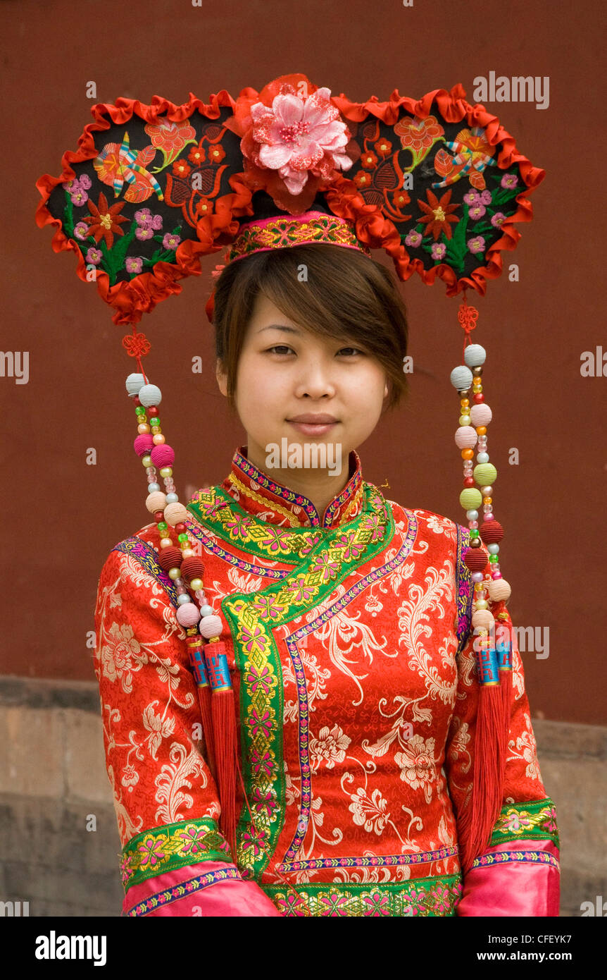 Traditional chinese headdress hi-res stock photography and images - Alamy