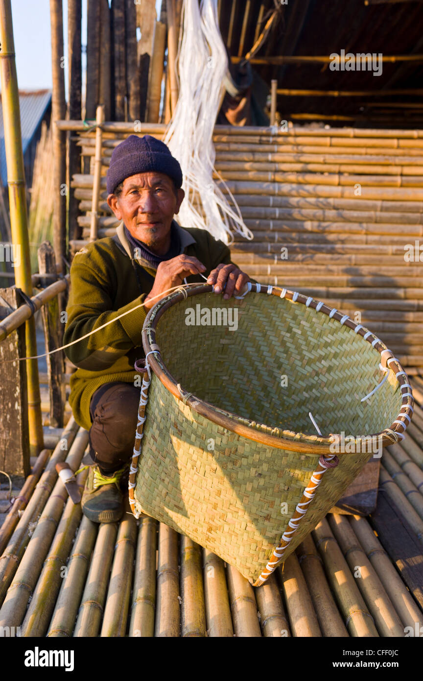 Old man from the Apdavani tribe binding a basket, Ziro, Arunachal Pradesh, Northeast India, India, Asia Stock Photo