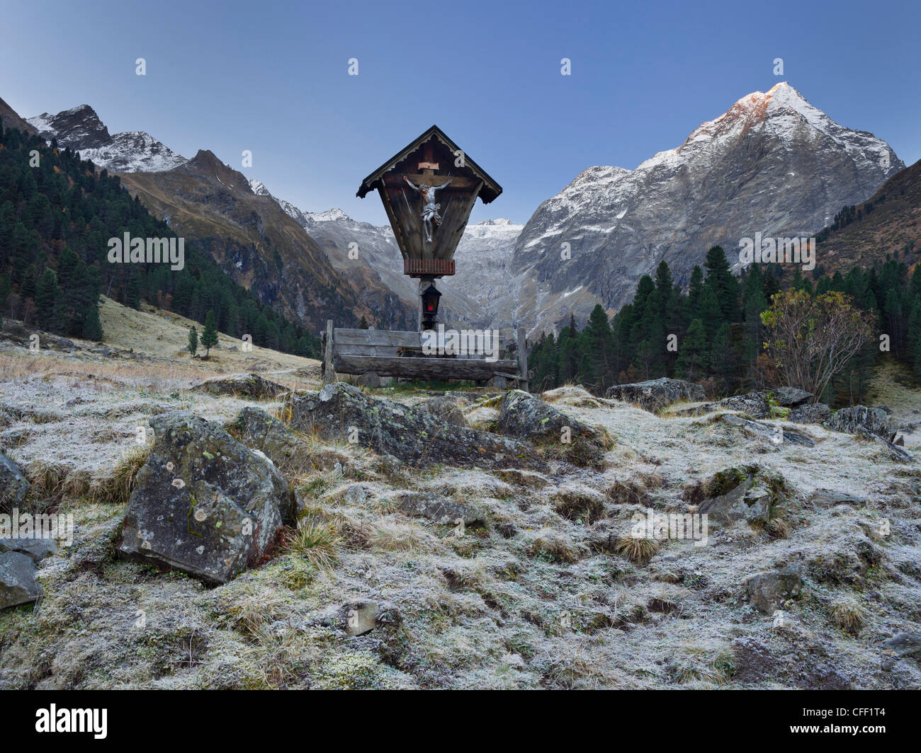 Wayside cross at Luesens valley in the morning, Luesens, Luesenser Fernerkogel, Tyrol, Austria, Europe Stock Photo