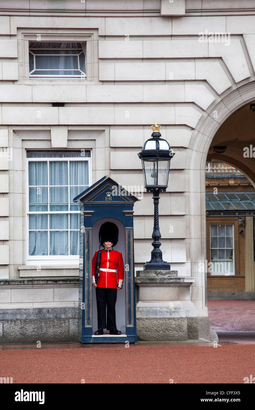 Buckingham palace and sentry box hires stock photography and images