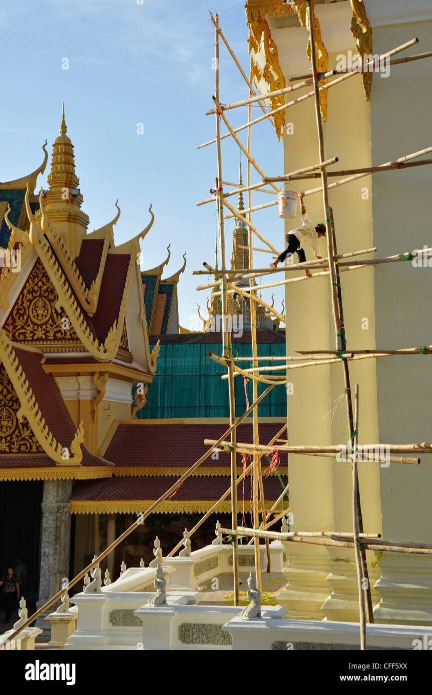 Painter on bamboo scaffold, Royal Palace, Pnom Penh, Cambodia Stock Photo
