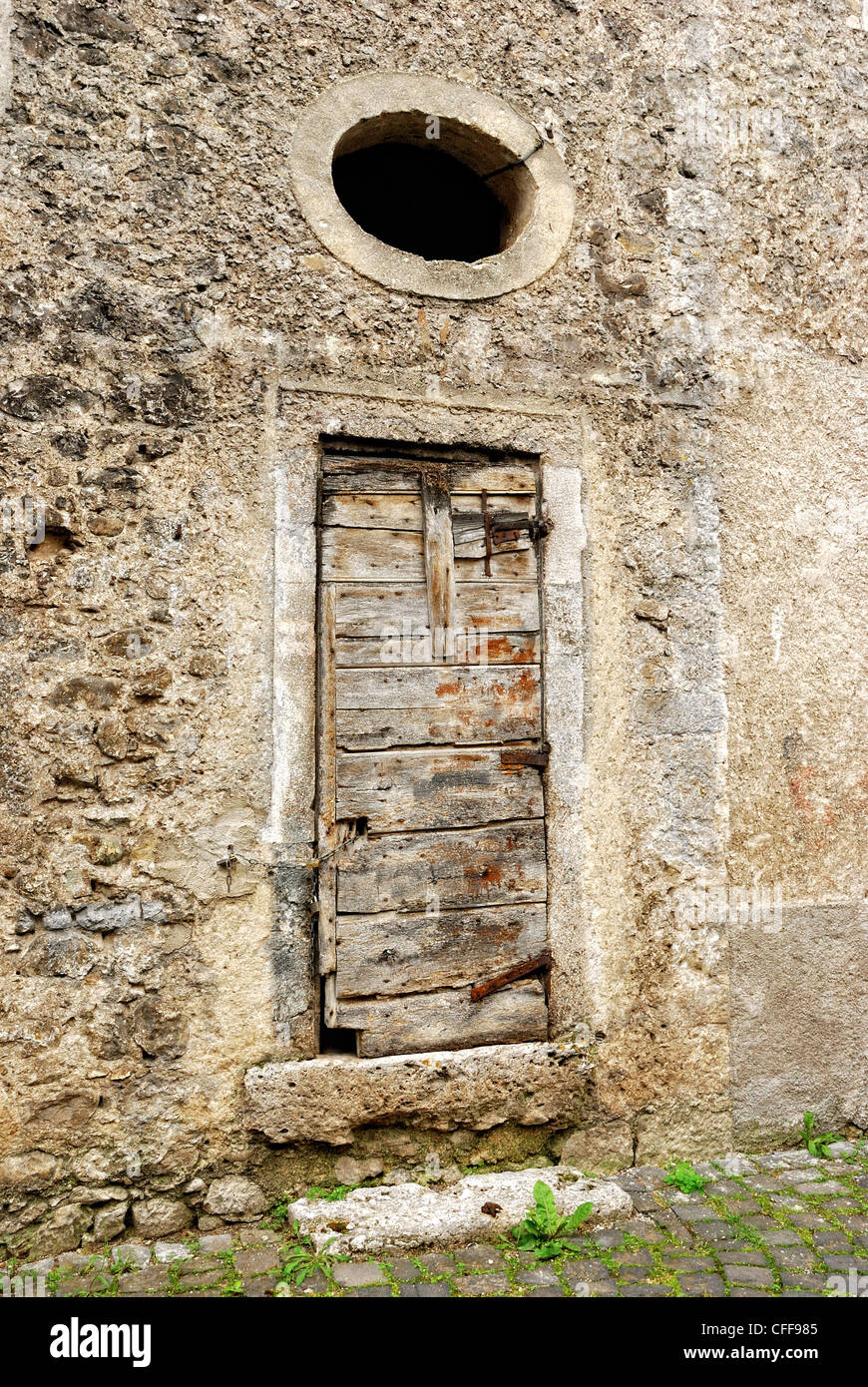 italia italy italie abruzzo pescasseroli pietra antica porta legno wooden door ancient stone porte bois pierre ancienne Stock Photo