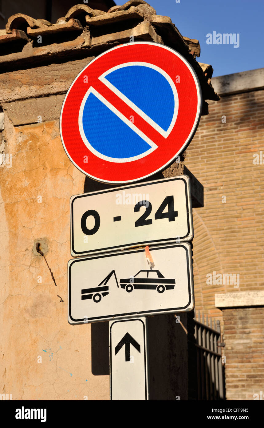 Italy, Rome, no parking tow away sign Stock Photo Alamy