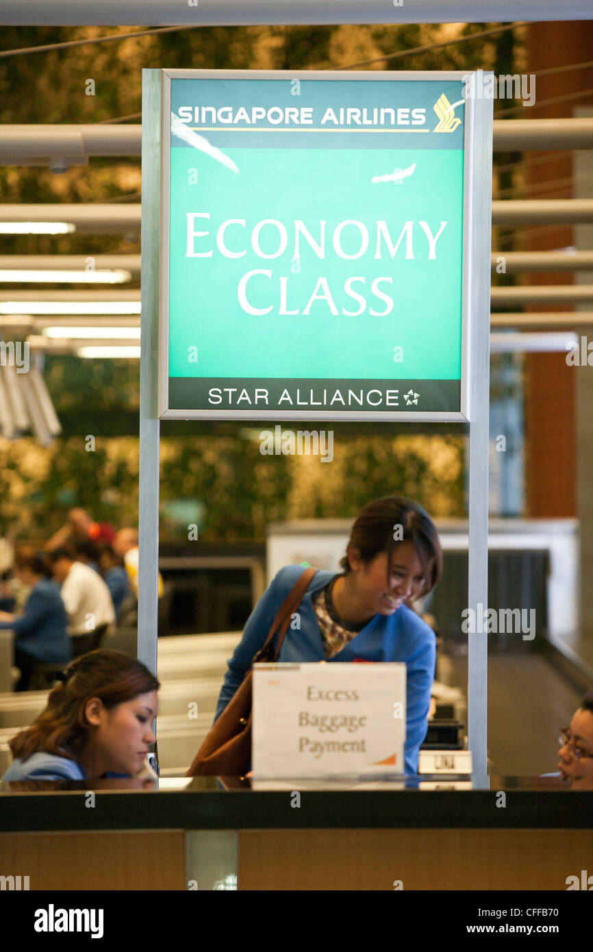 Singapore Airlines Ltd. staff at Changi Airport in Singapore Stock Photo Alamy