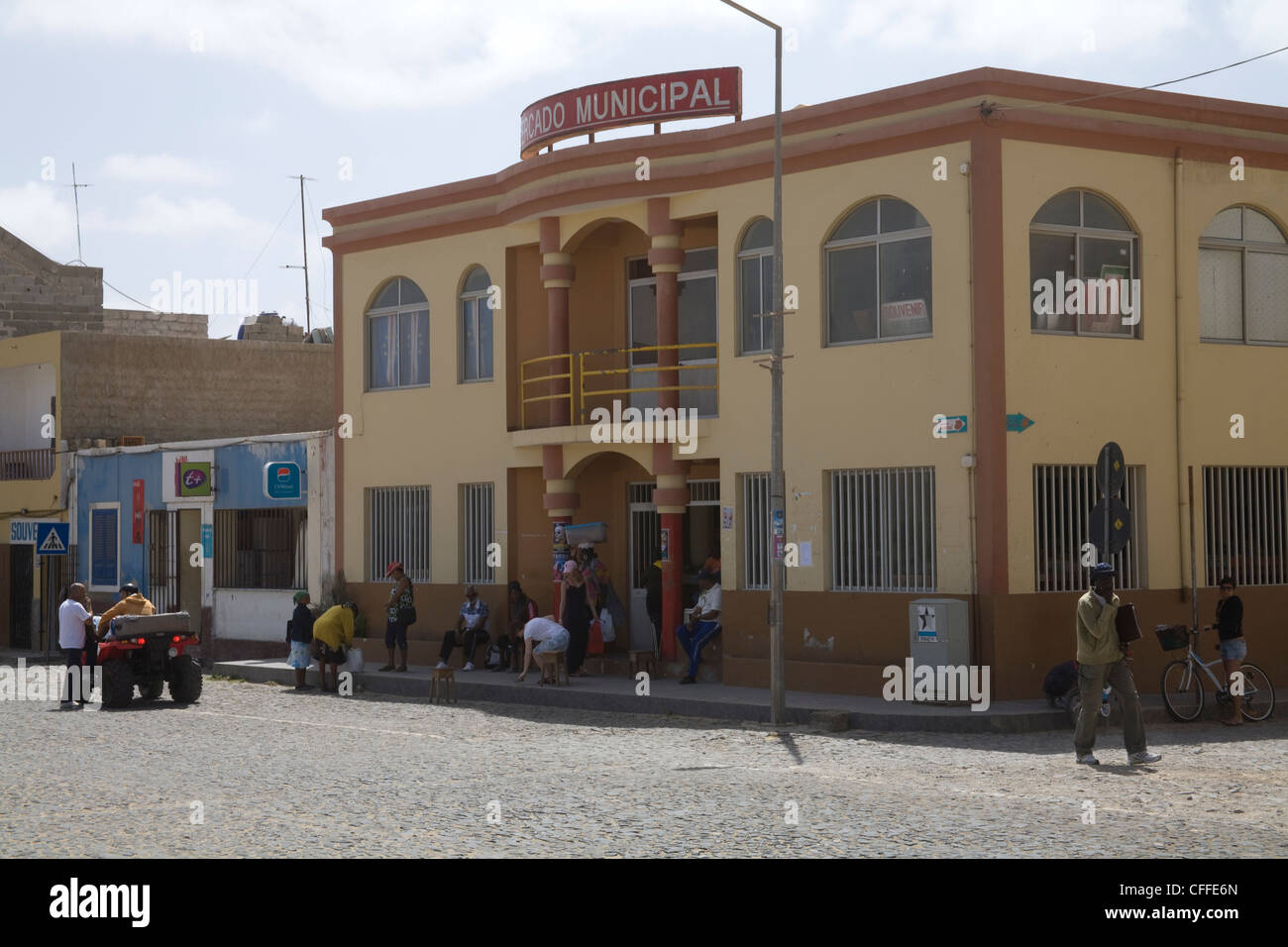 Sal Rei Boa Vista Cape Verde Crowds of locals outside busy Municipal Market Stock Photo