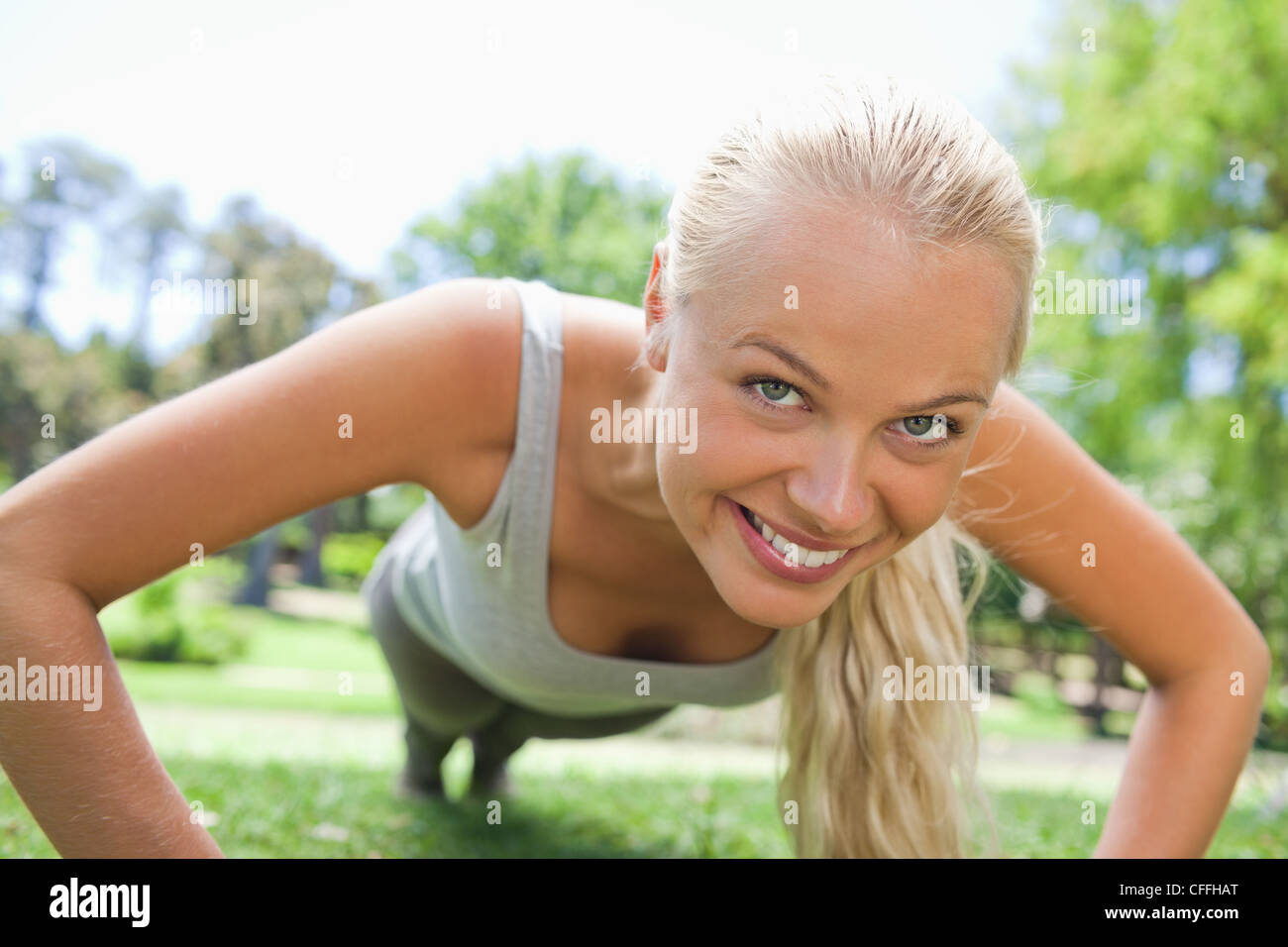 Sportswoman doing push ups Stock Photo - Alamy