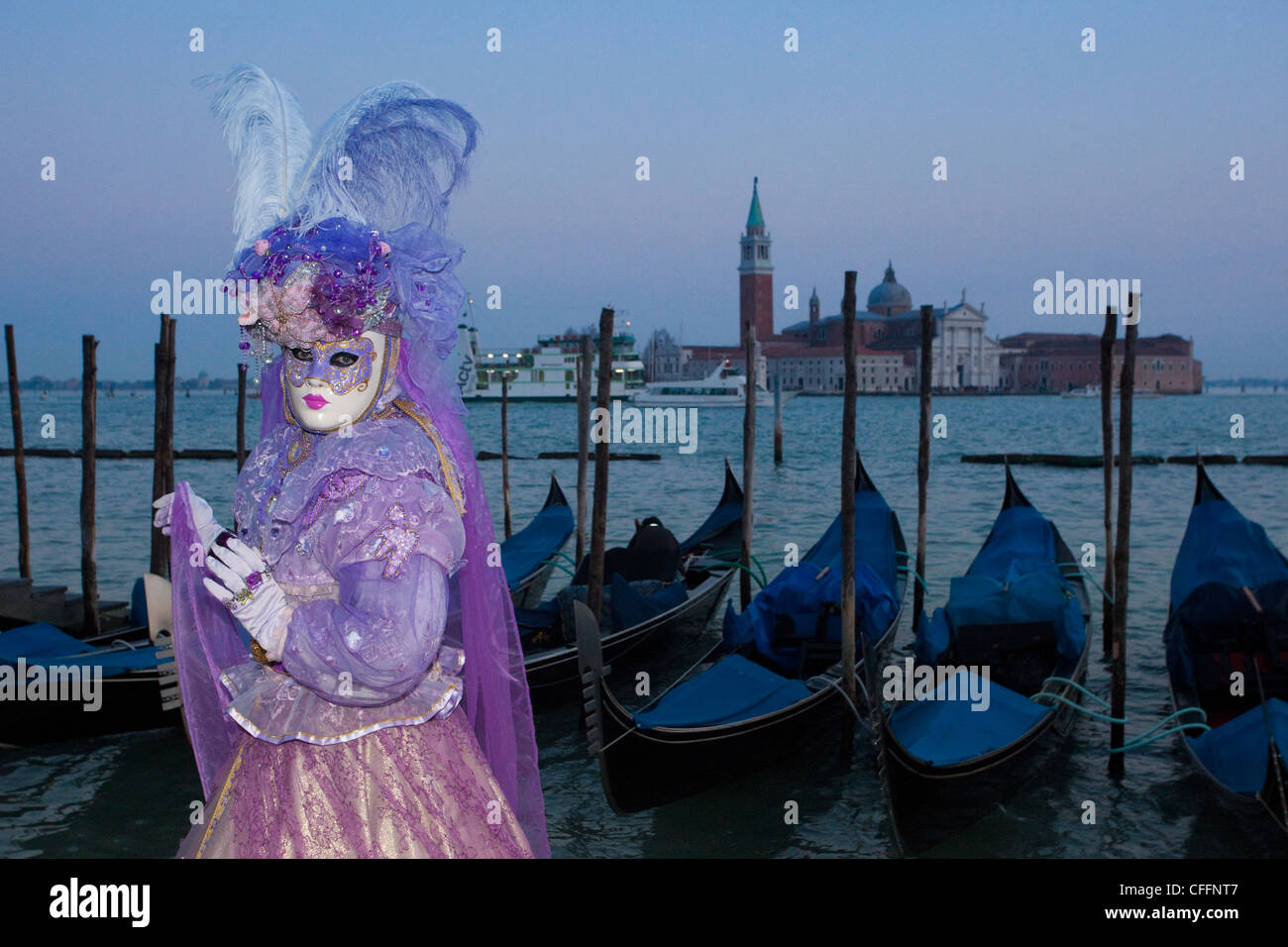 Italia. Venezia. Carnevale. Donna in costume. Primo piano del viso con  maschera bianca Foto stock - Alamy