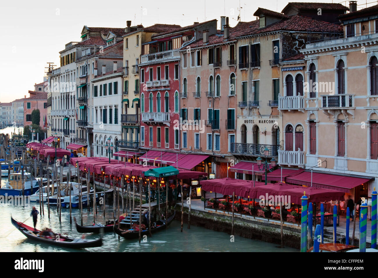 Gondolas restaurants on grand canal hi-res stock photography and images ...