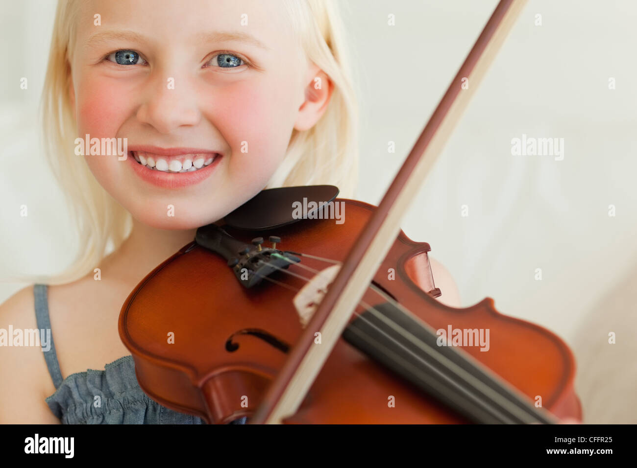 A smiling young girl plays the violin Stock Photo - Alamy