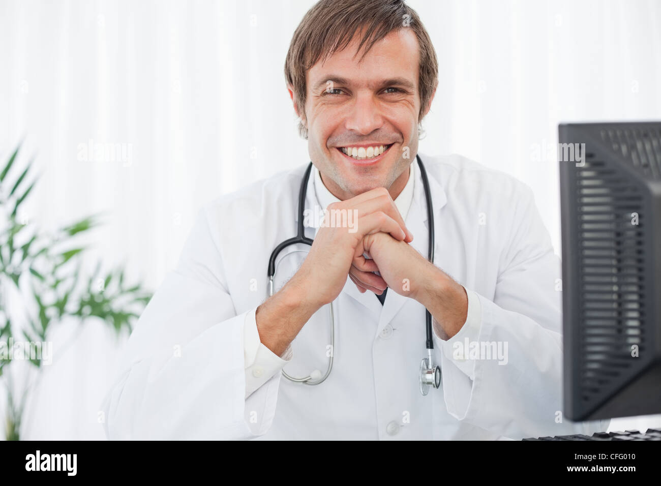 Elbows on the desk hi-res stock photography and images - Alamy