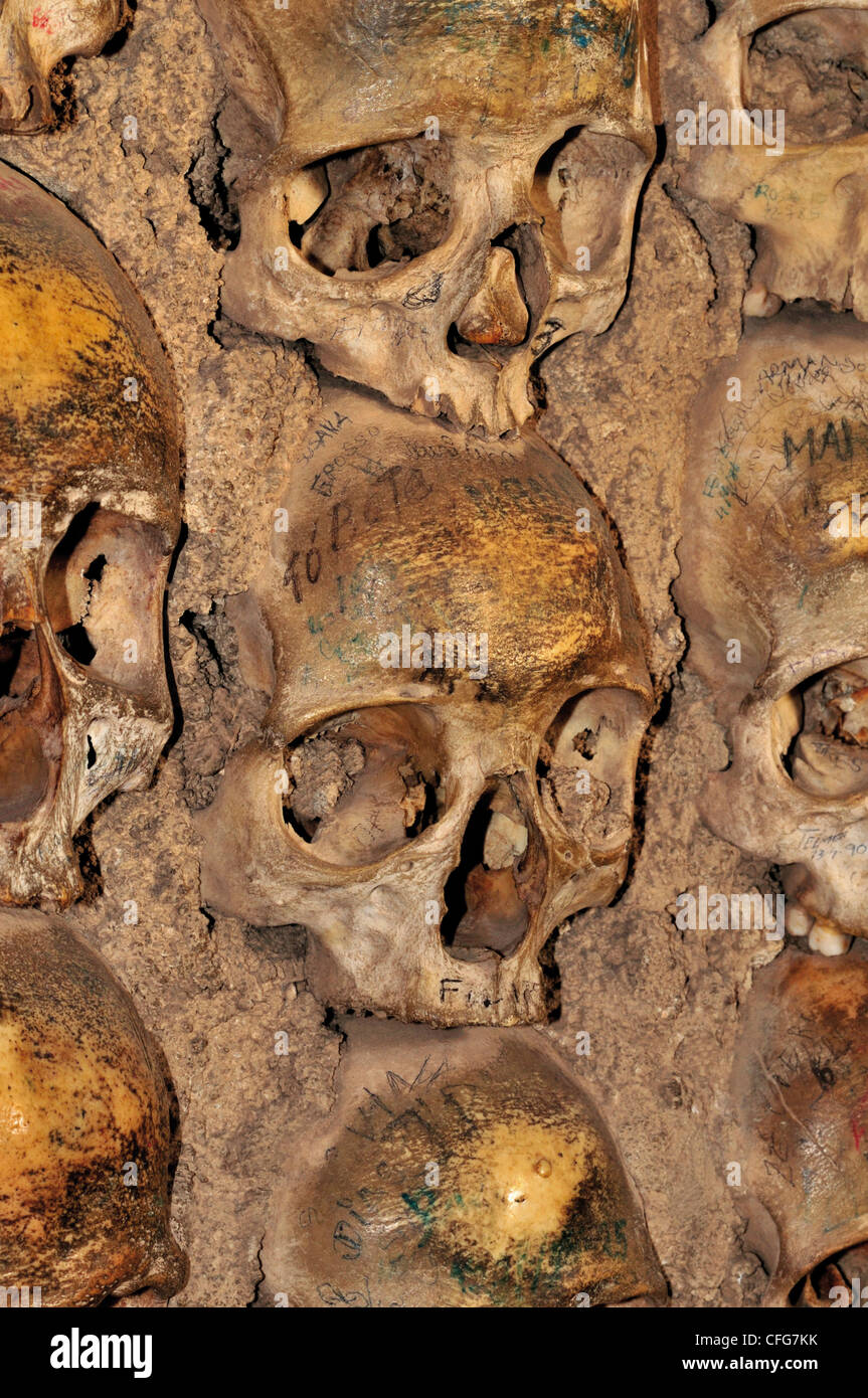 Portugal, Alentejo: Human skulls in the bones chapel 'Capela dos Ossos'  of monastery of São Francisco in Évora Stock Photo