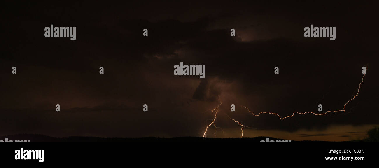 Lightning city hi-res stock photography and images - Alamy